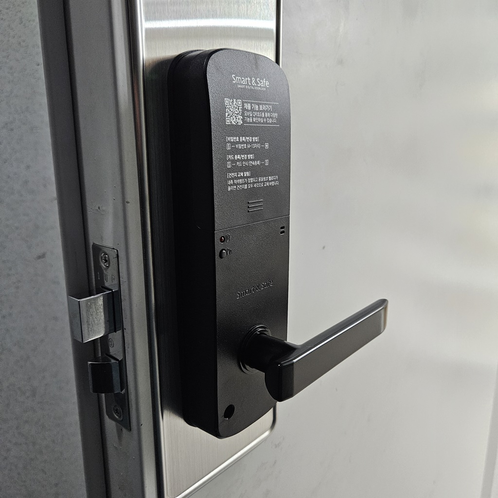 부산 강서구 대저동 산업 용품 유통 단지 부산 티플렉스 창고 출입구 방화문 손잡이 일체형 무 타공 전자 번호 도어락 디지털 자동 오토락 열쇠 설치