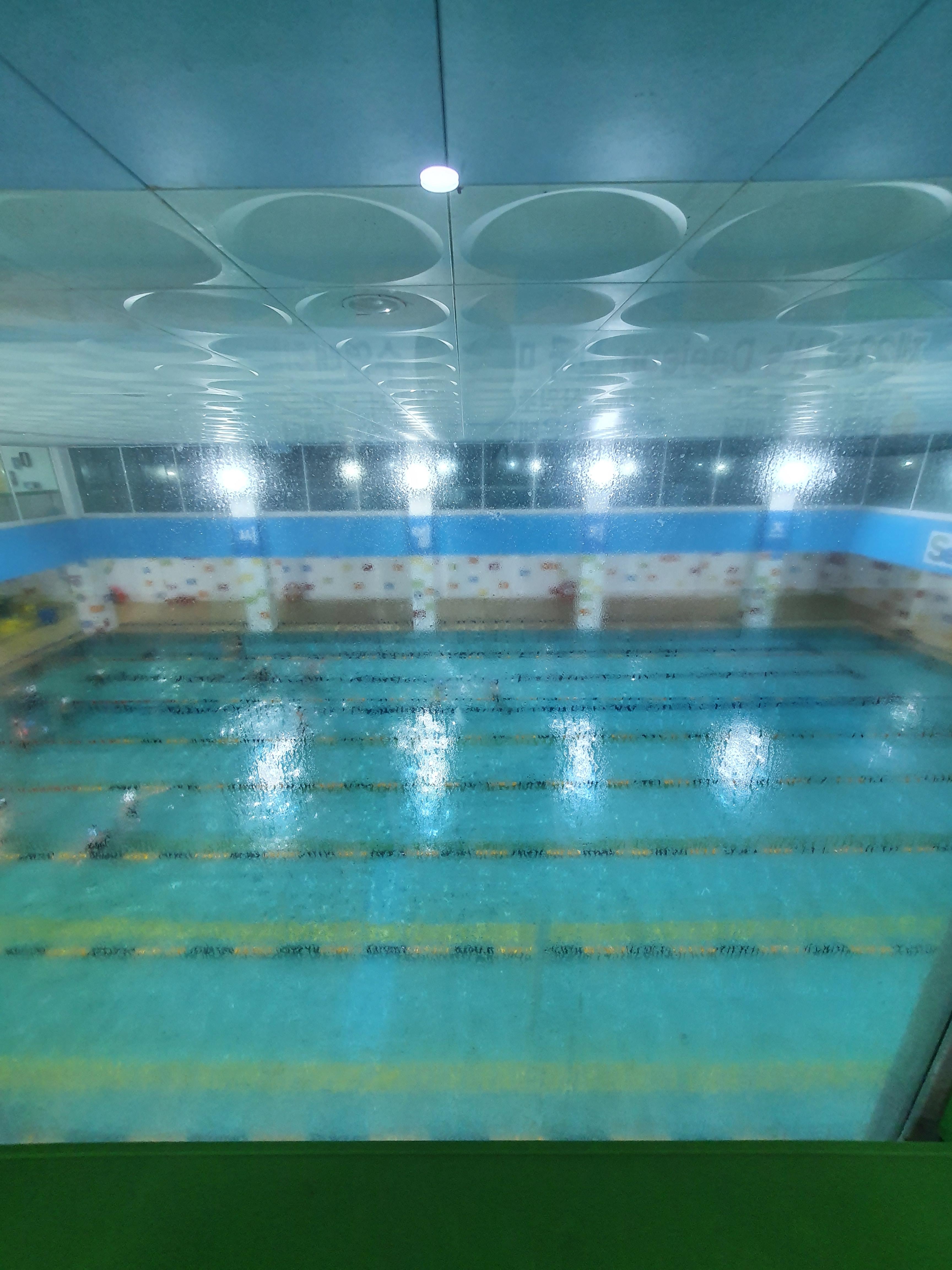 지하1층에서 씨엘키즈 수영장이 한눈에 보임!