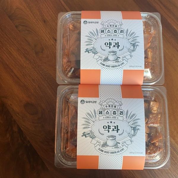 페스츄리 약과라고 쓰여 있는 통이 2개 있습니다,