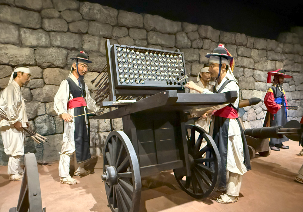 임진왜란 당시 활약한 ‘신기전기화차’ 축소 모형