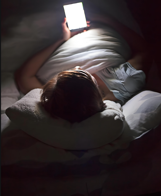 잠들기전침대에누워서휴태폰을보고있는모습