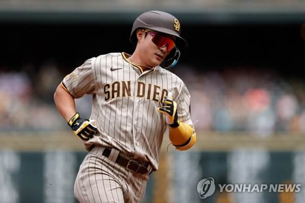 샌디에이고의 김하성이 홈런치고 달리는 모습