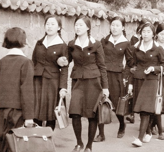 70년대-교복-입은-여학생들-등교-장면