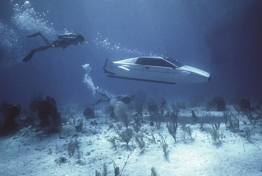 제임스 본드 스타일로 바뀌는 테슬라 사이버트럭의 놀라운 변신 VIDEO: James Bond-style concept to allow Tesla vehicles to drive on water