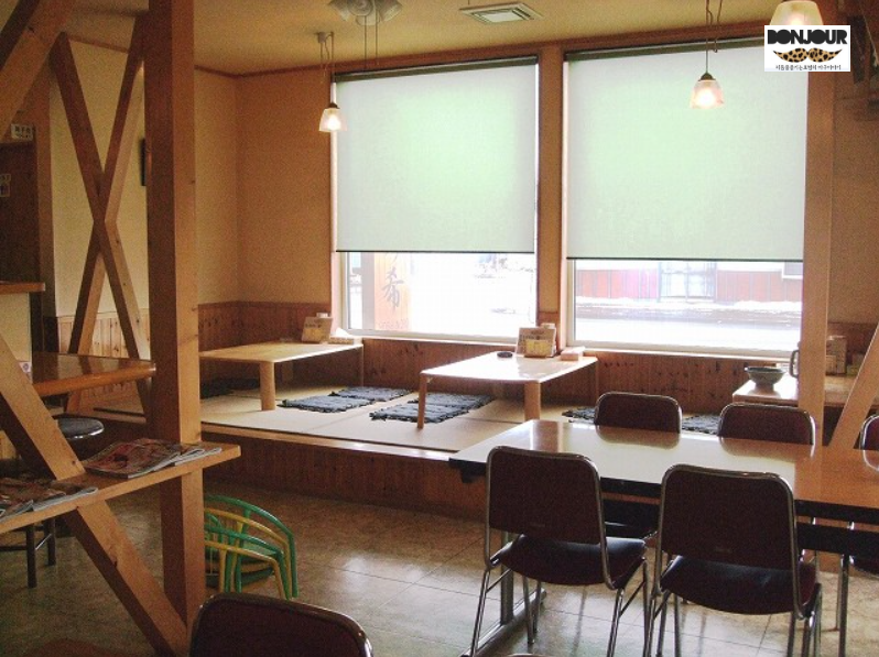 호시노키 라멘 내부 다다미좌석과 테이블 좌석