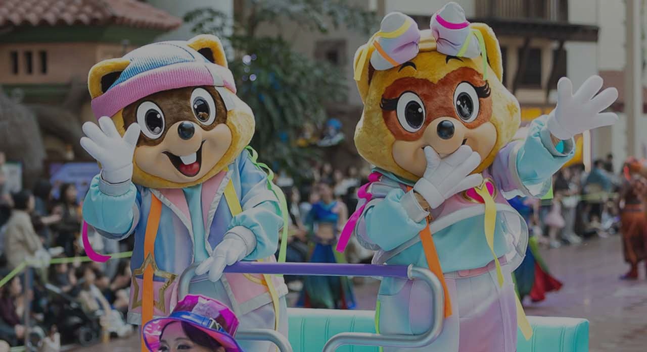 실내 어드벤처에서 퍼레이드를 진행하는 로티와 로리. [ⓒ네이버플레이스 롯데월드 어드벤처]