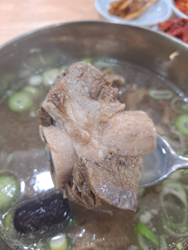 푸드코트 갈빗대 하나