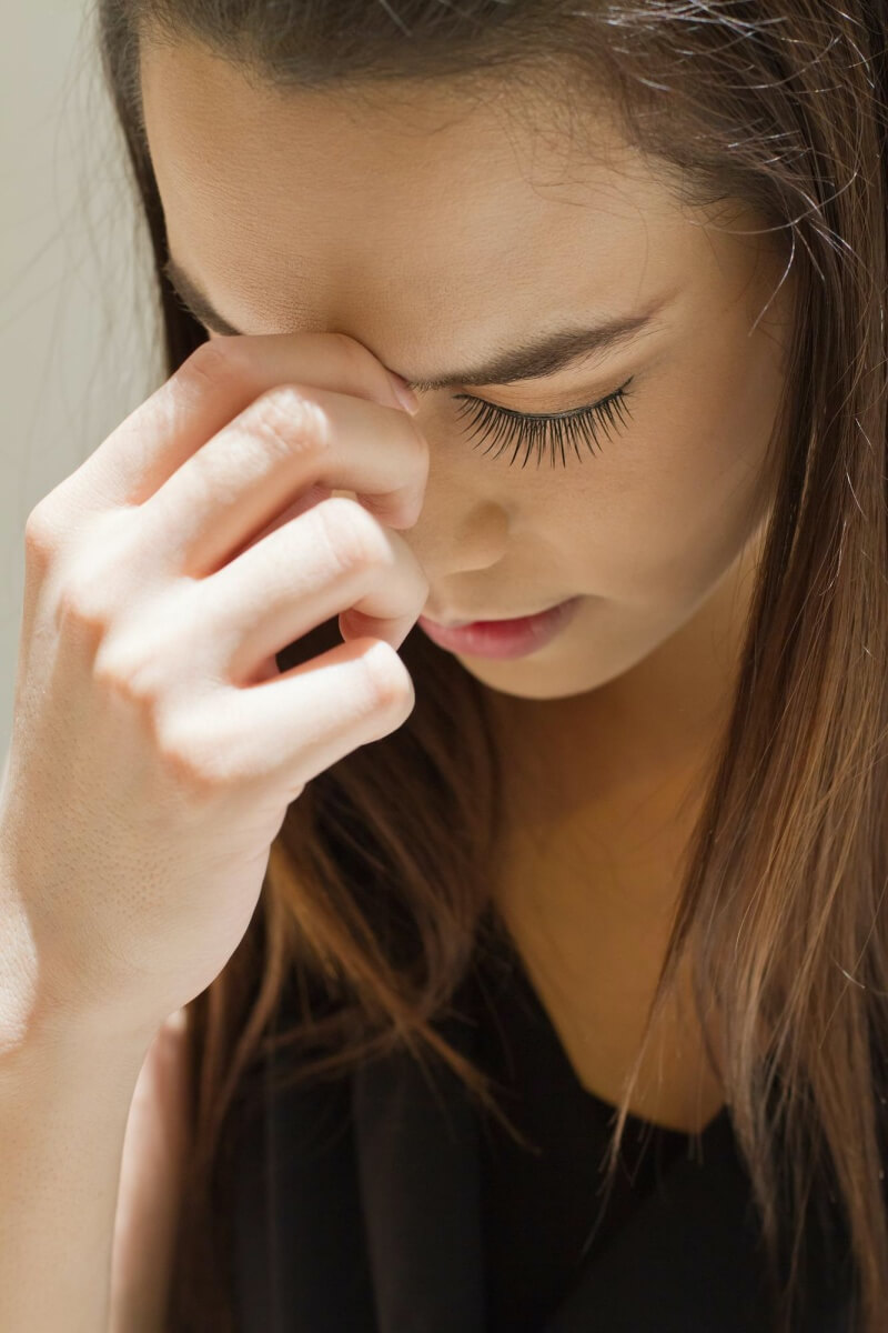 미간을-누르는-여성