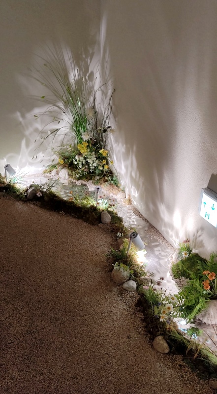 반사되는 철판과 조명으로 계울같은 느낌을 만들어냄