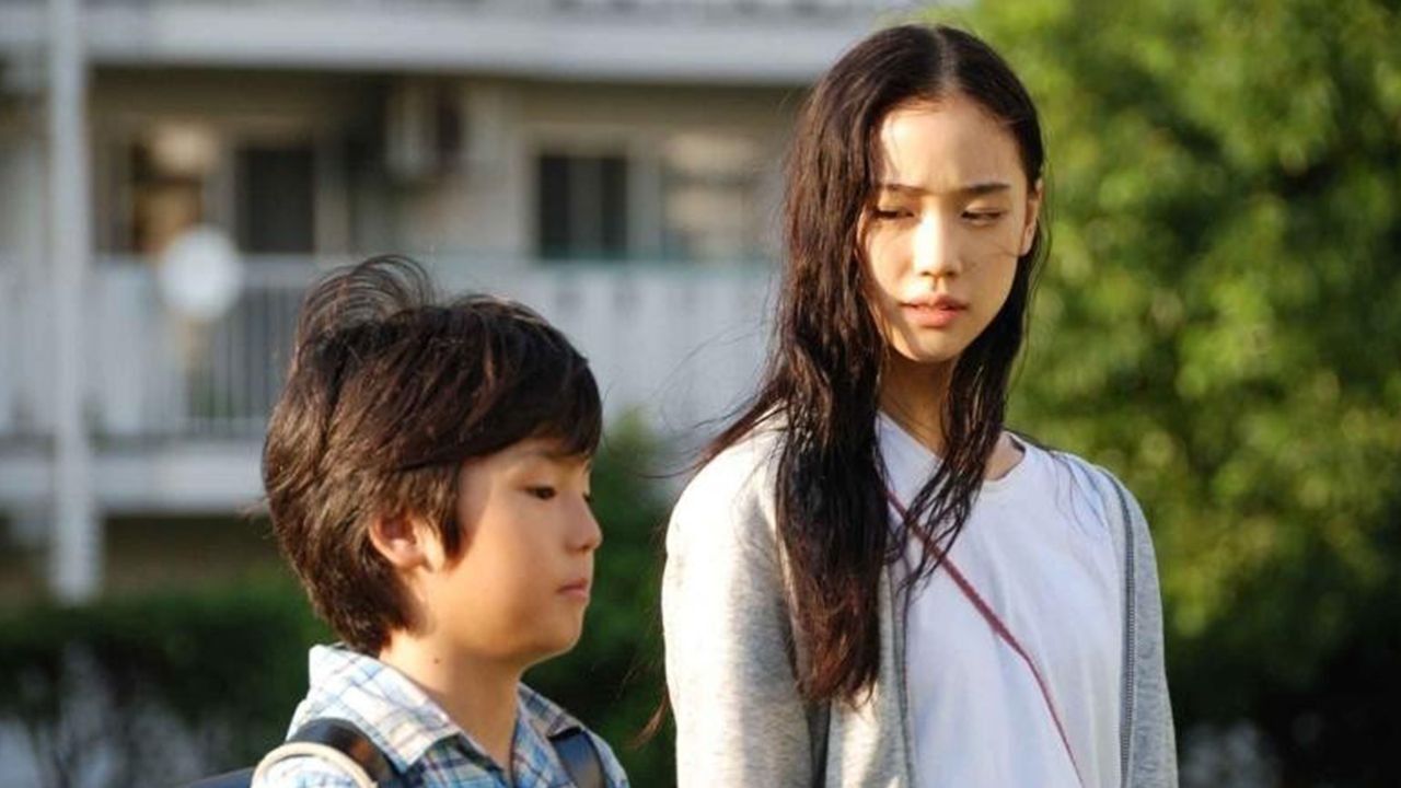 영화 백만엔걸 스즈코에서 스즈코가 동생과 나란히 걷는 장면, 가족이라는 책임 앞에서 삶의 선택을 고민하는 순간