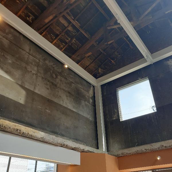 문래동 카페 폰트 문래점_매장 내부_천정_기존 공장 천정을 그대로 살려서 인테리어