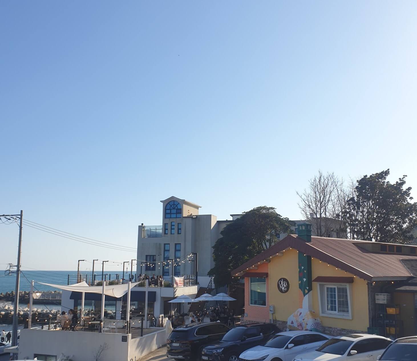 주차장에서 바라본 올드머그