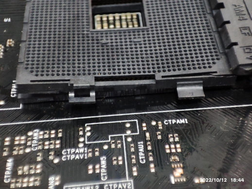 AM4 소켓 커버 분해하다가 다 부러뜨렸네요