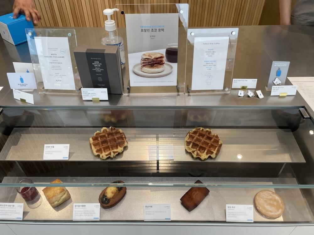 더현대서울-블루보틀-여의도점-디저트-쇼케이스-모습
