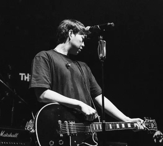 싱어게인3- 흑백사진 기타를 들고 스탠딩마이크 앞에서있는 40호