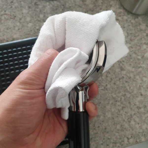 에스프레소 추출 루틴: 맛있는 에스프레소를 추출하기 위해 필요한 것들_포터필터 물기 제거