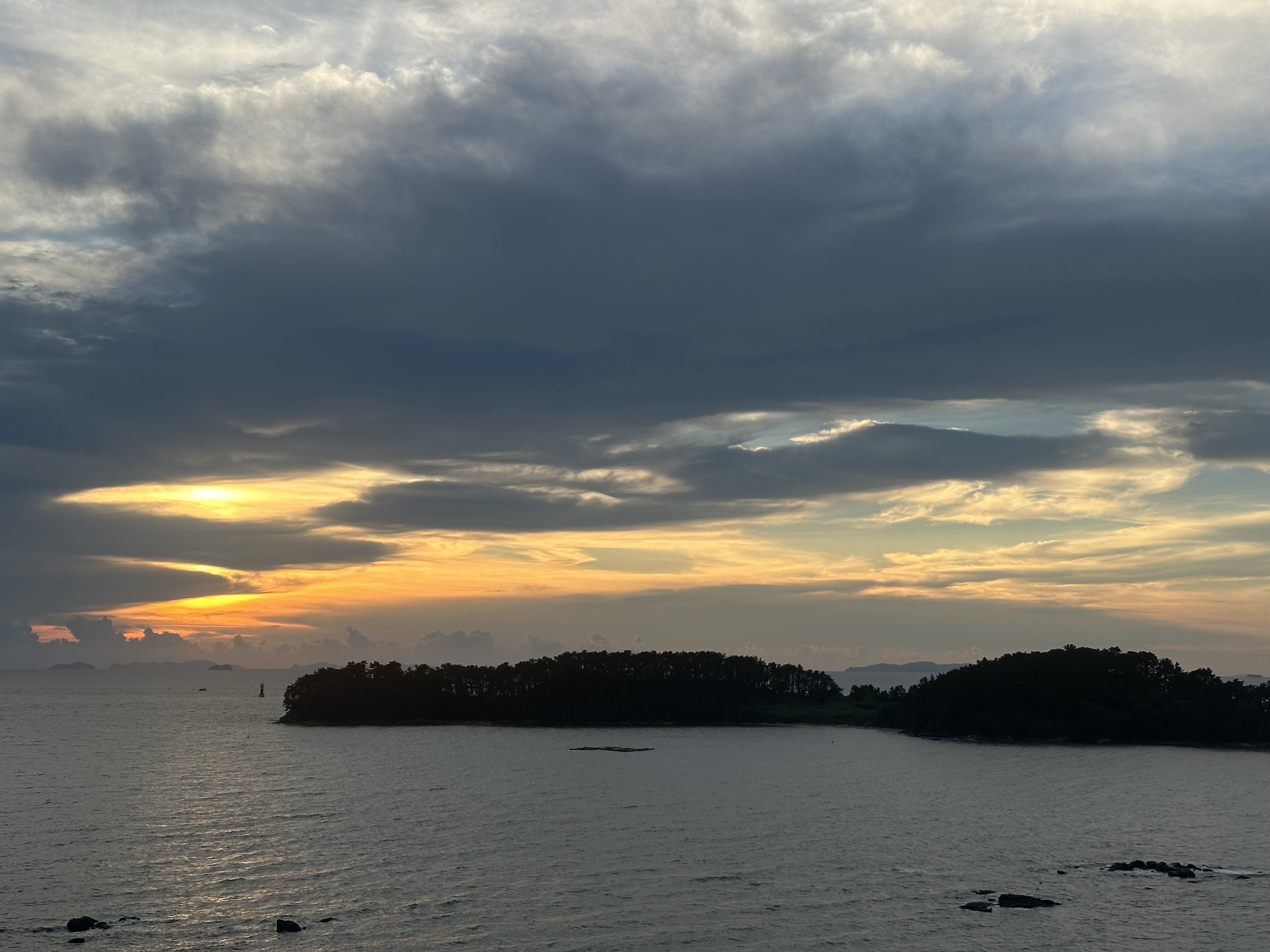 Travel Review 2: Boryeong, Daecheon, and Muchangpo in Chungnam, Korea (Family Travel Destination Recommendation, Muchangpo Beache Palace, Mudflat Experience, Sky Bike Price &amp; Duration, Daecheon Restaurants &amp; Lunch Spots, Daecheon Beach, Stunning Sunset, Closed Sanghwawon, Daecheon Port Fish Market, Useong Fisheries, Suyeonho Fisheries, Muchangpo Beache Palace, Ocean View, Lodging with Kitchen Facilities, Muchangpo Pension)