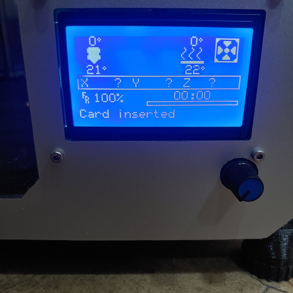 3D프린터 조작 패널에 출력 진행 상태가 표시된 모습