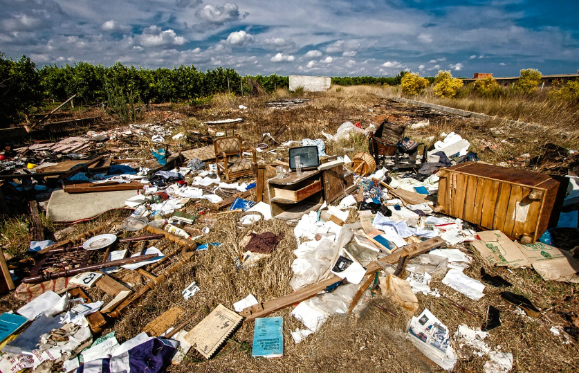 무분별하게 버려진 폐기물