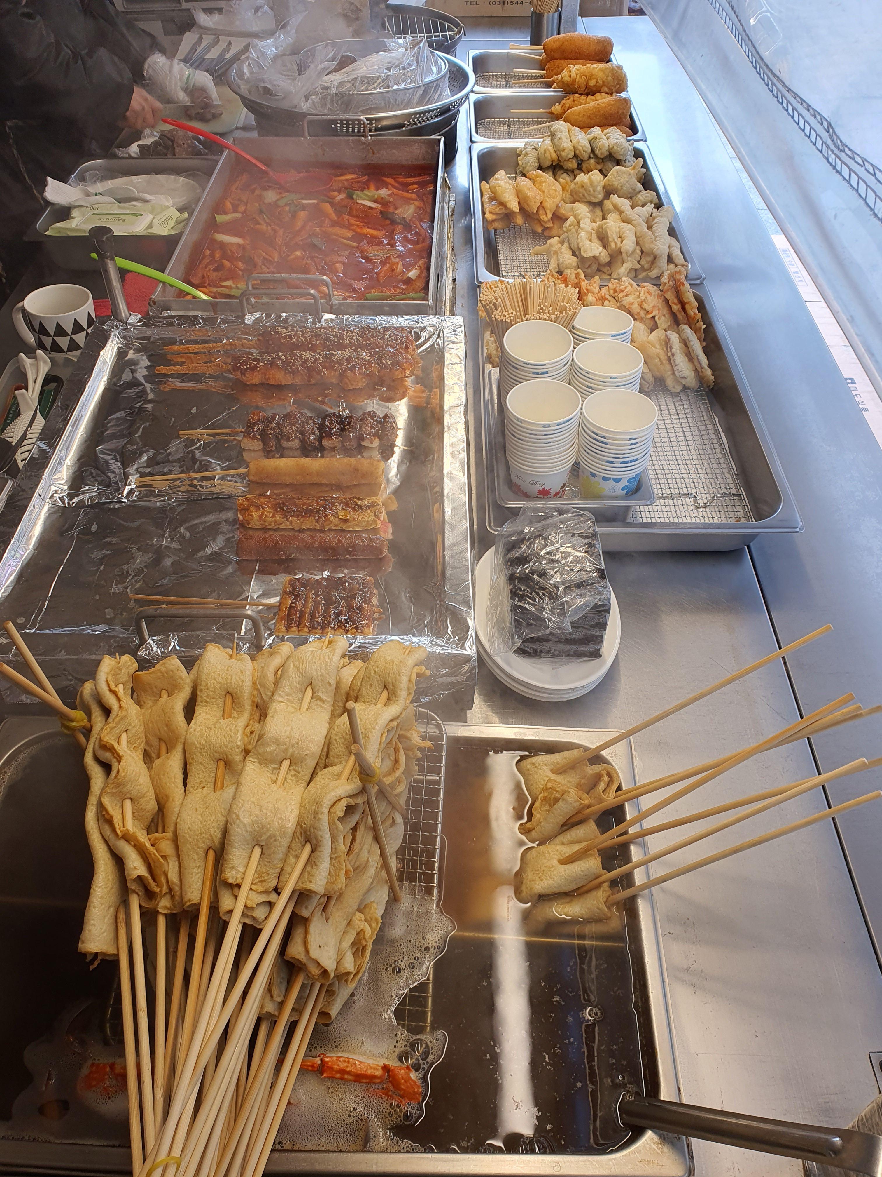 연신내-맛집-냠짭-떡볶이-순대-핫도그-어묵-간식-세트가-펼쳐져-있다.