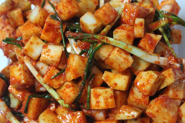 절여진배추로 김장담기 