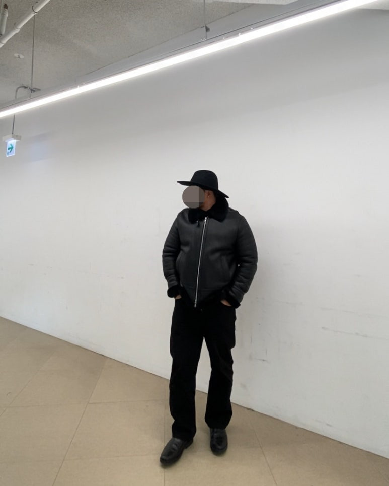 데일리룩('26.1.4.)빈티지 페도라 카우보이 모자 웨스턴 모자, 스페로네 남자 블랙 무스탕, 무신사스탠다드 무신사 레귤러 핏 데님 팬츠, 폴로랄프로렌 탈란 레더 블랙 첼시부츠