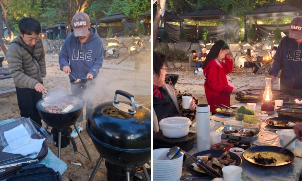 가족이 모여 숯불 그릴에 고기를 굽고 있는 생동감 있는 모습