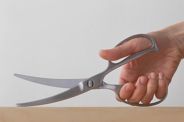 무뎌진 가위 집에서 살려내는 비법