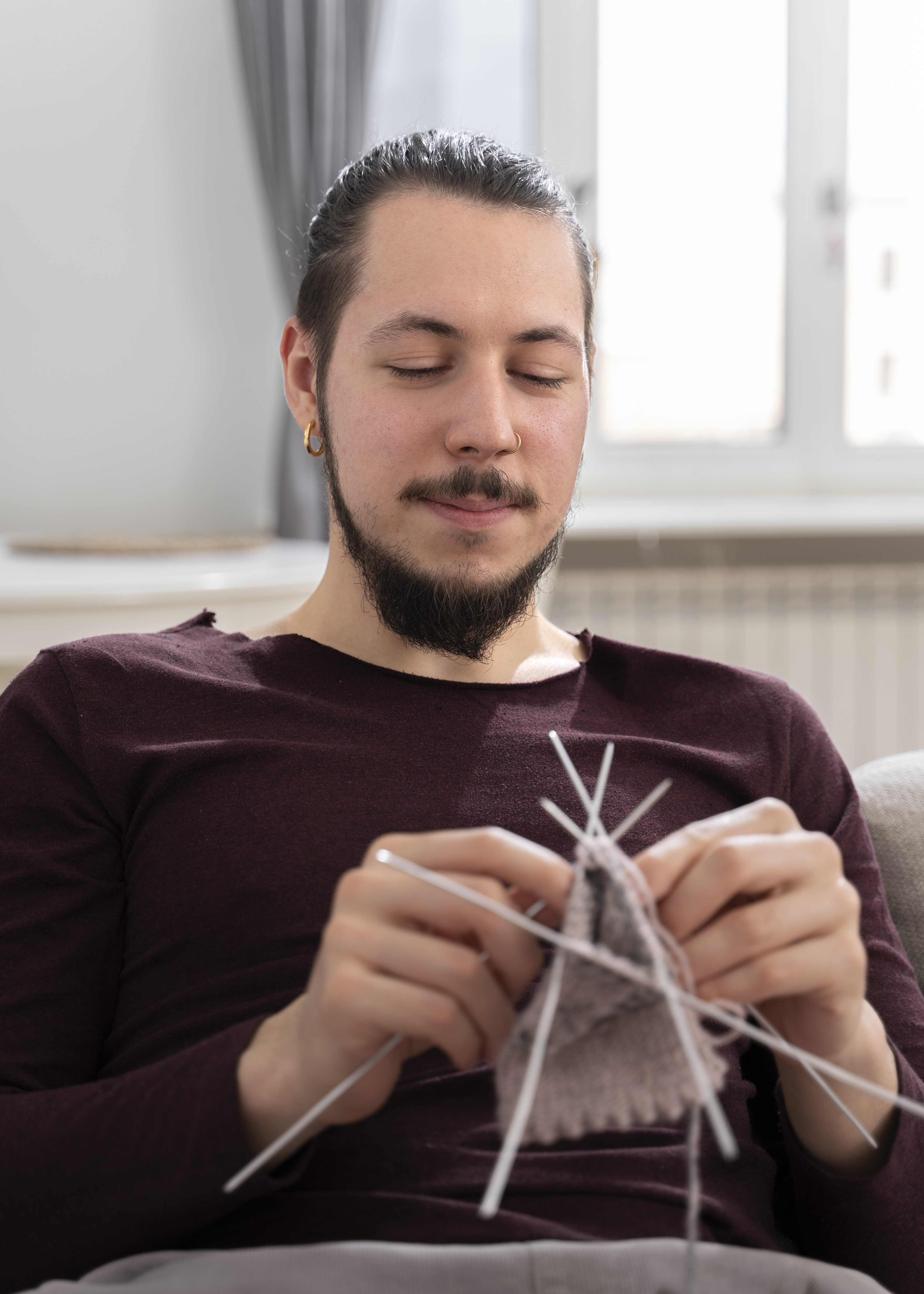 뜨개질 하는 남자