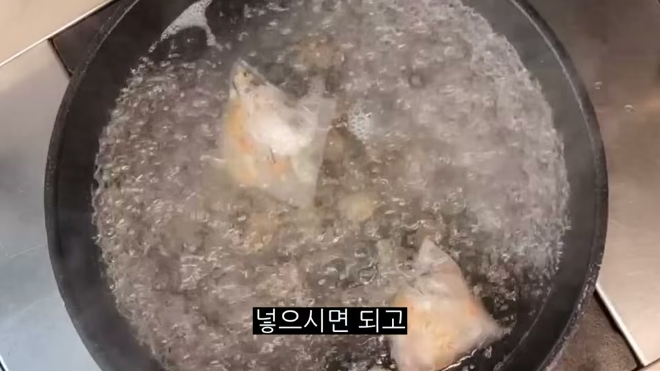 냄비에 다시팩 두 개를 넣고 끓이는 장면