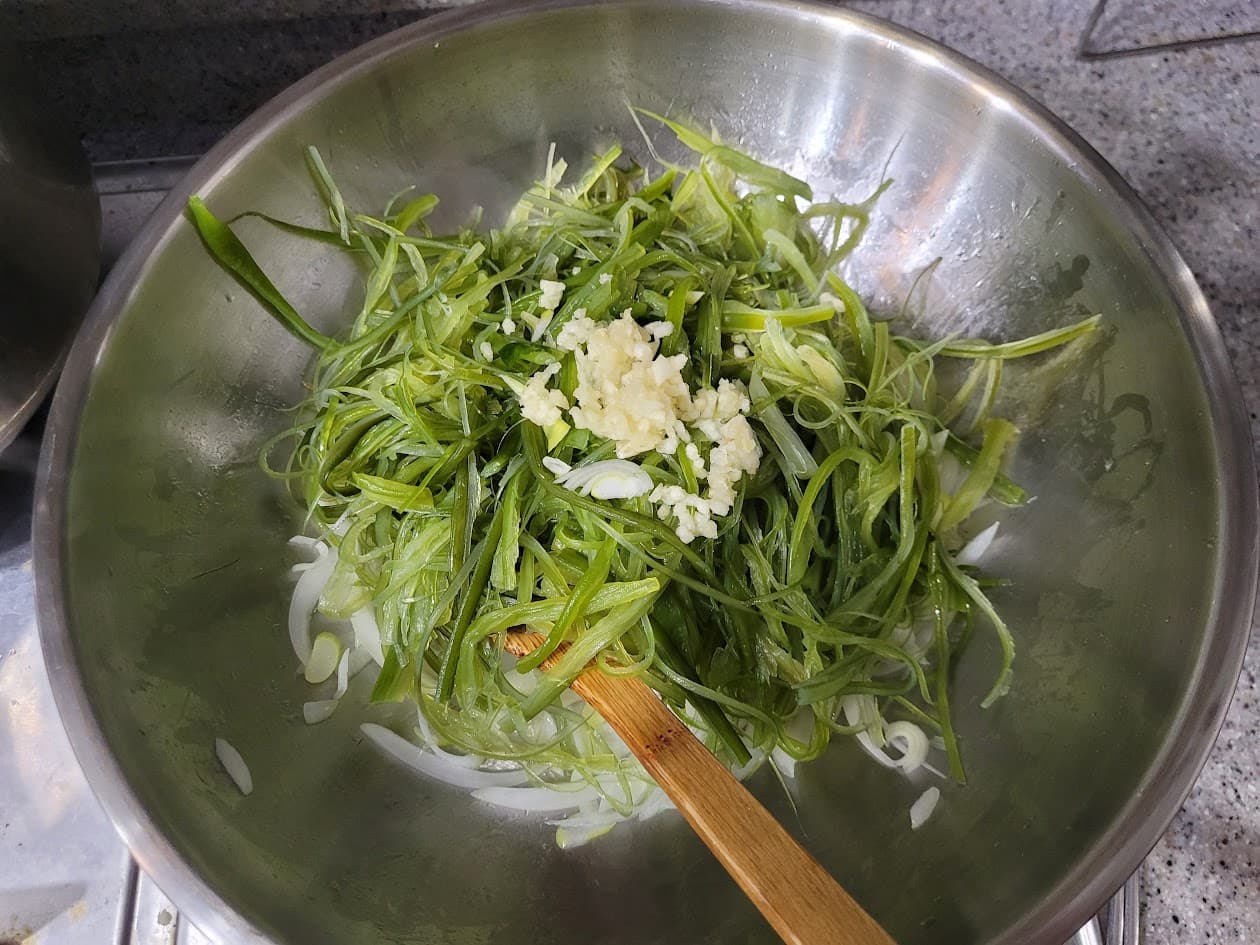 볶아진 미역줄기에 마늘을 넣은 모습