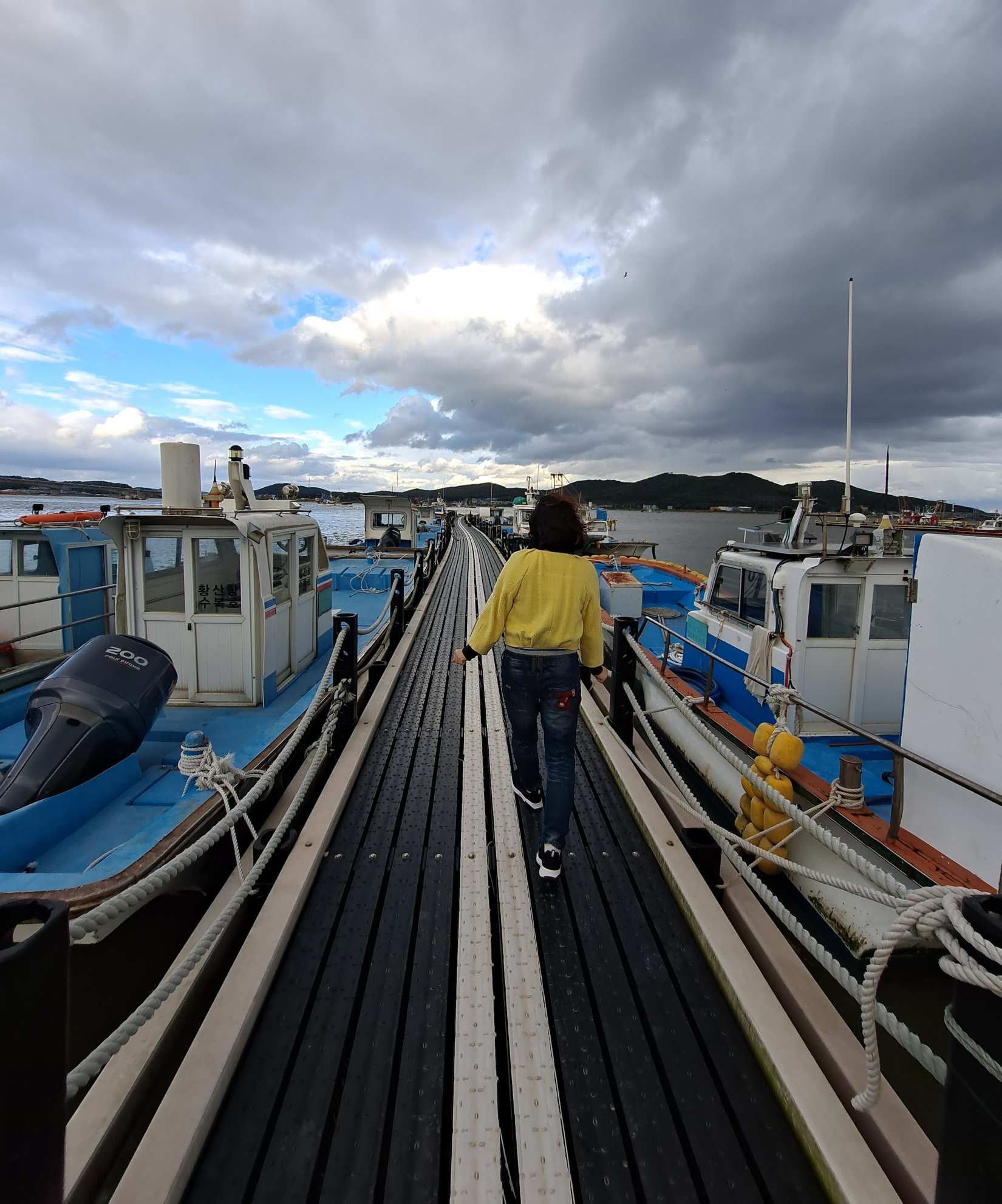 황산도 어선들 사이 가교