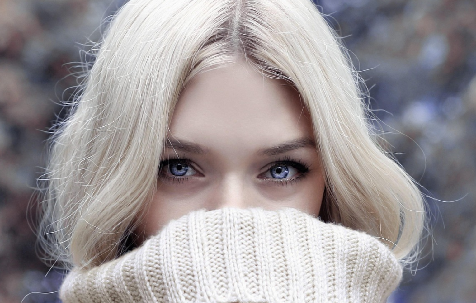 겨울철 니트로 얼굴을 감싸며 피부를 보호하는 여성의 모습