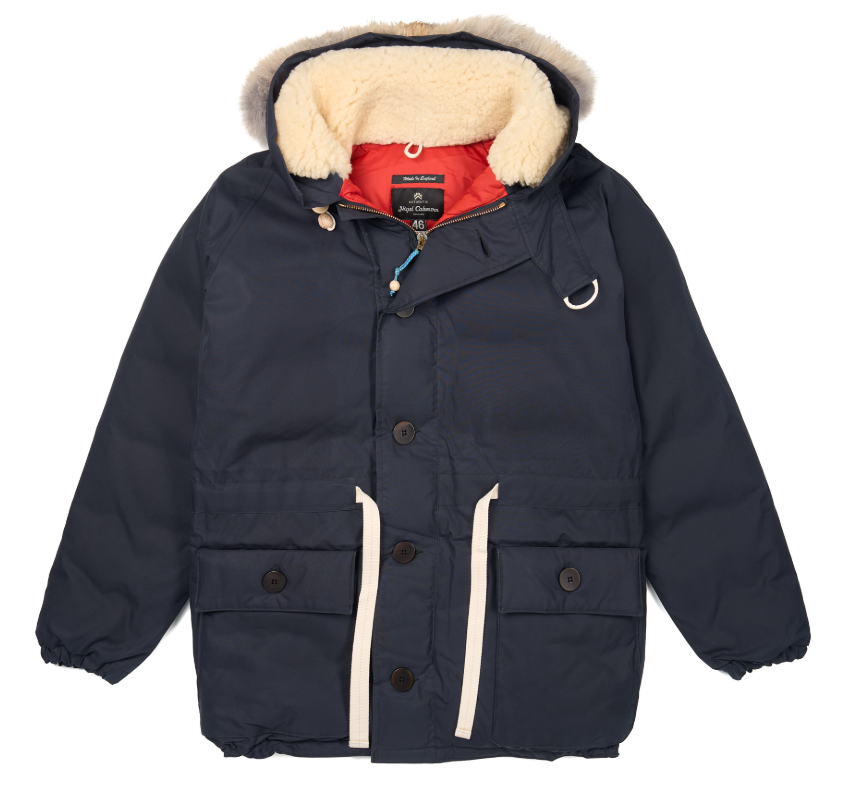 양가죽 라이닝과 코요테 모피로 구성된 후드, 영국산 코튼 소재 Ventile® L34를 사용하여 생산된 제품입니다..