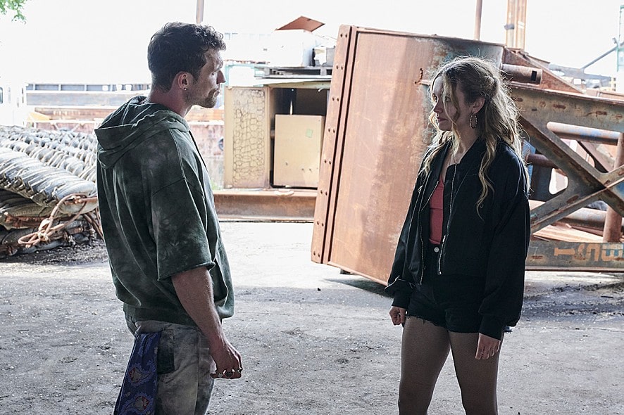 서로를 바라보는 남녀의 모습