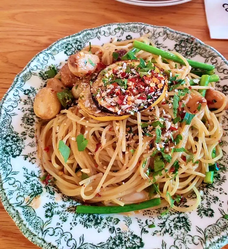 줄서는식당 통베이컨 단짠 조합 브리오슈 와플, 레몬 앤초비 오일파스타, 아보카도 치폴레 김치볶음밥 강남 압구정로데오 도산공원 맛집 추천 소개