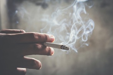 흡연자와 임플란트 - 위험성&amp;#44; 성공률&amp;#44; 그리고 보험료에 미치는 영향
