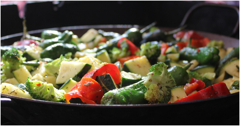 프라이팬으로 만드는 담백한 감자 채소 볶음