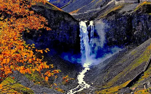 붉게-물든-단풍잎과-거대한-바위-절벽에서-떨어지는-폭포수가-어우려져-아름다운-자연경관을-자랑하는-백룡폭포