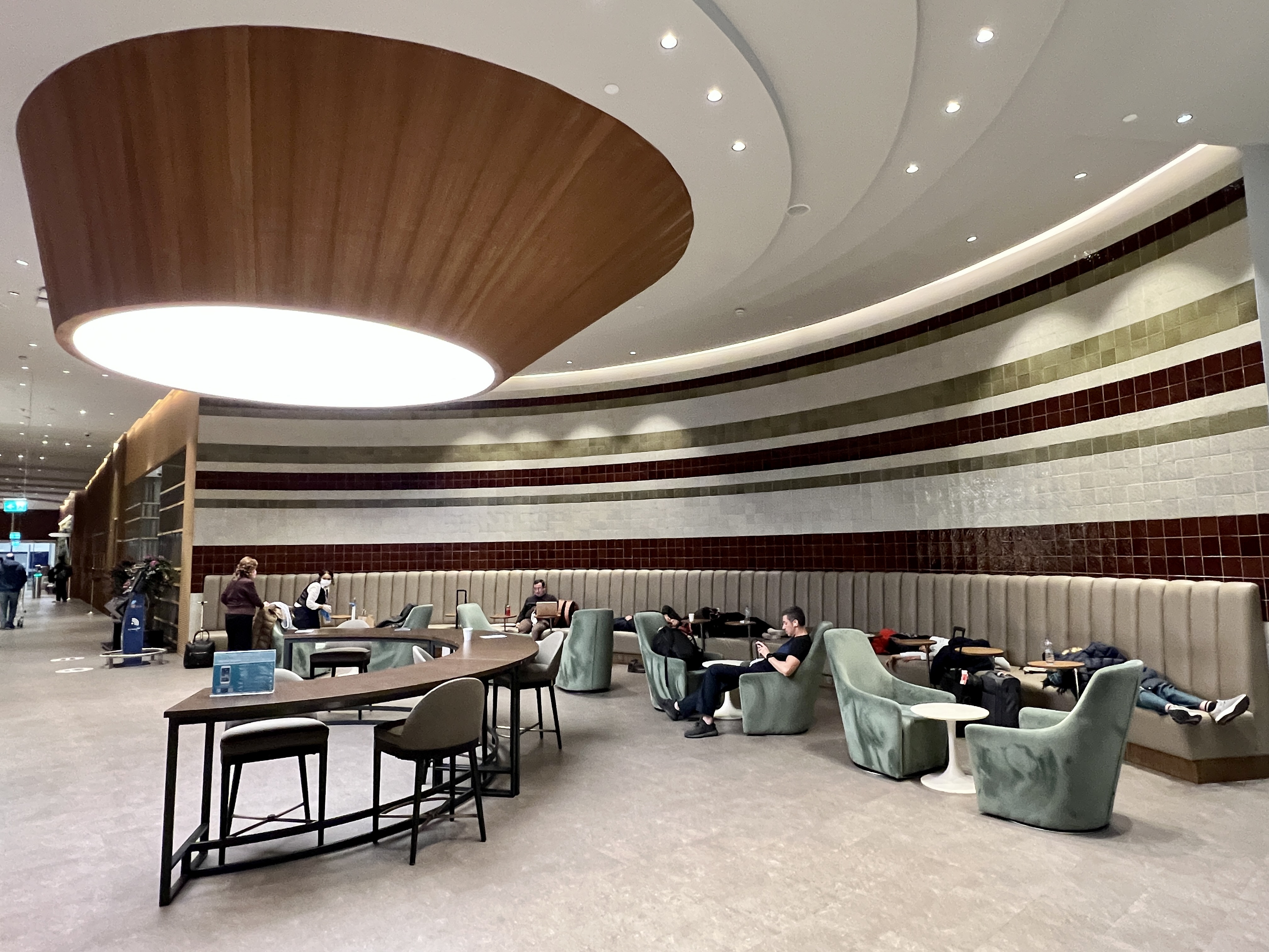 이스탄불 공항 라운지 내부 휴식공간