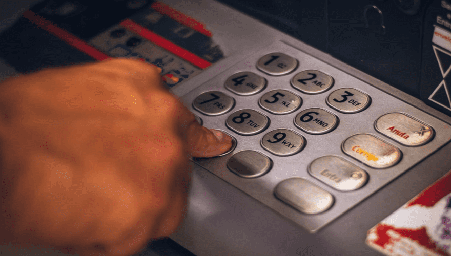 비밀번호-입력하는-손