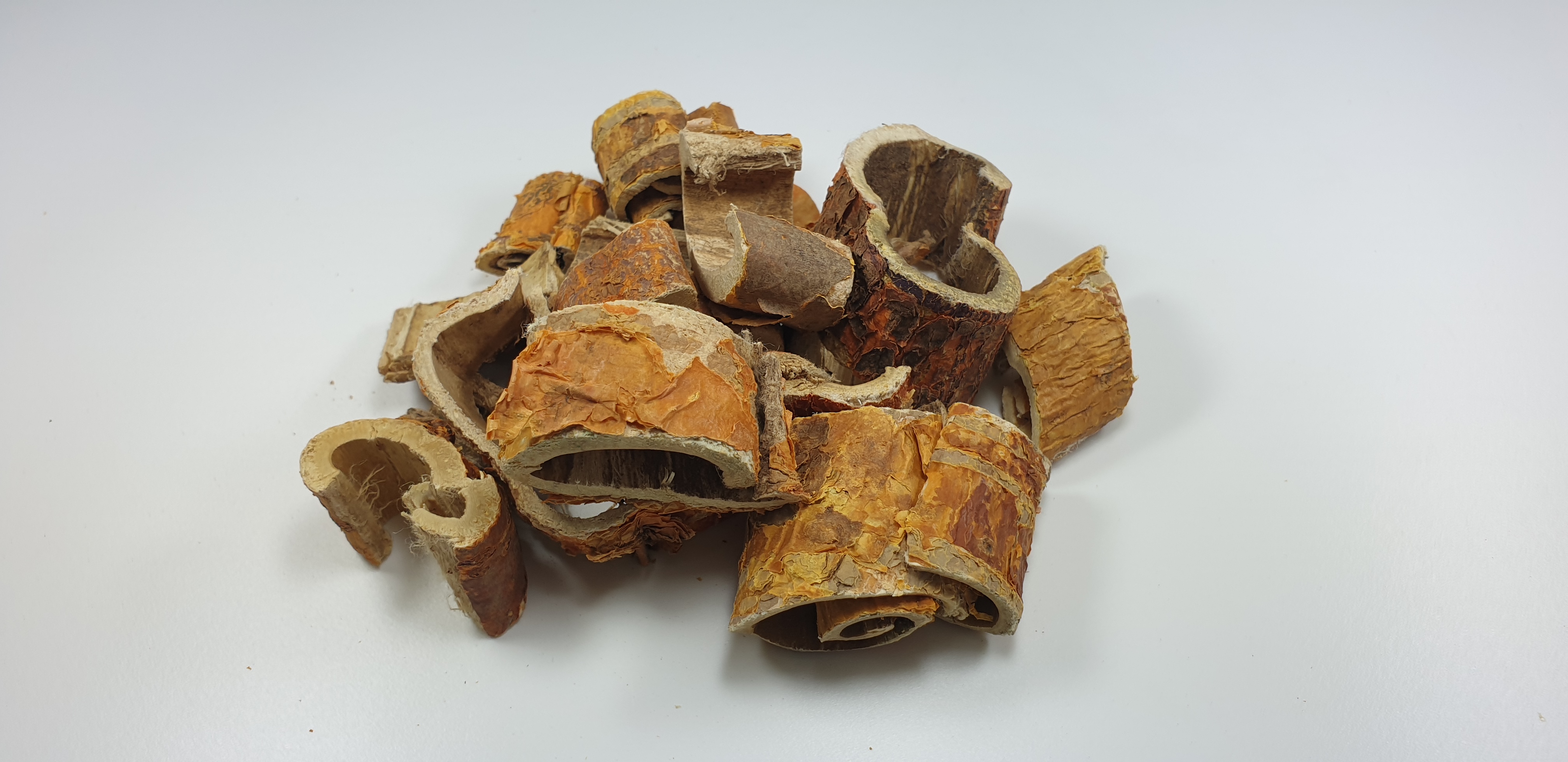 뽕나무 뿌리 껍질인 상백피를 깨끗하게 세척을 하여 잘라놓은 사진 - 고혈압에 좋은 음식