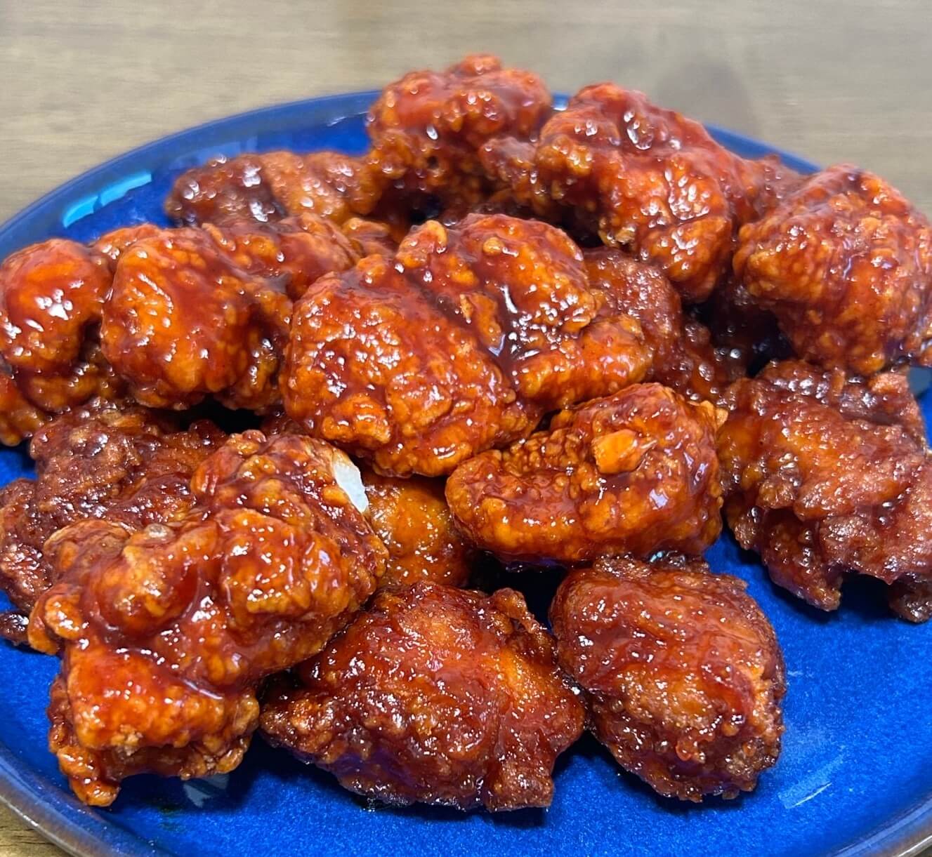 소스가 넉넉하게 발려있는 모습