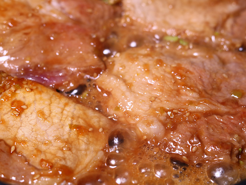 돼지 목살을 뒤집어 굽는다