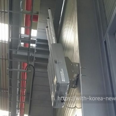 낡은 종이 TM6 입국신고서와 새로운 TDAC QR코드를 보여주는 스마트폰 비교 이미지.