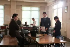 경찰서-형사들이-이야기를-나누고있다
