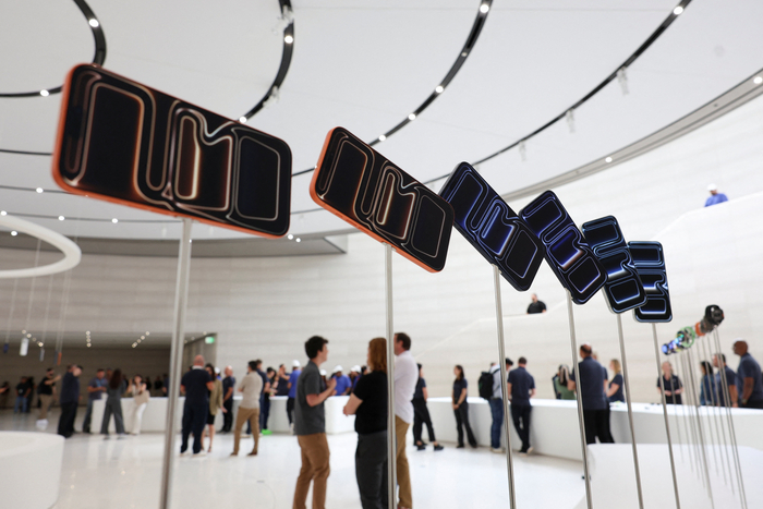 9일(현지시간) 미국 캘리포니아주 쿠퍼티노 애플파크에서 열린 신제품 발표회에서 아이폰17 등이 전시돼 있다.