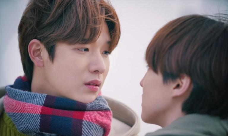 두 남자가 서로 바라보는 모습