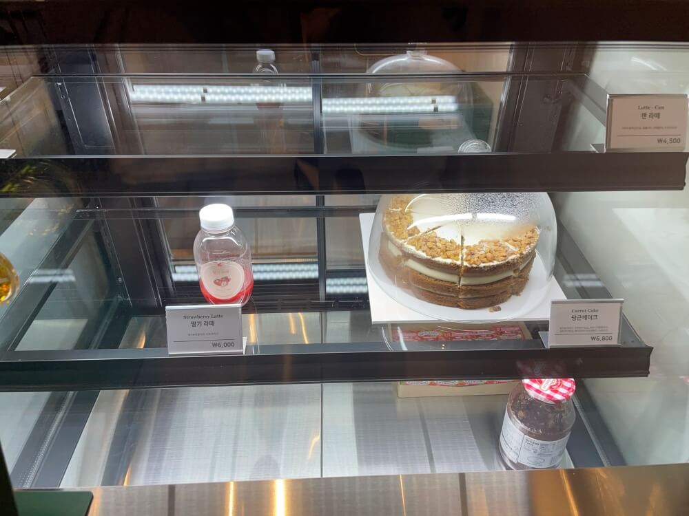 커스텀커피-호매실점-쇼케이스에-진열된-당근-케익-모습