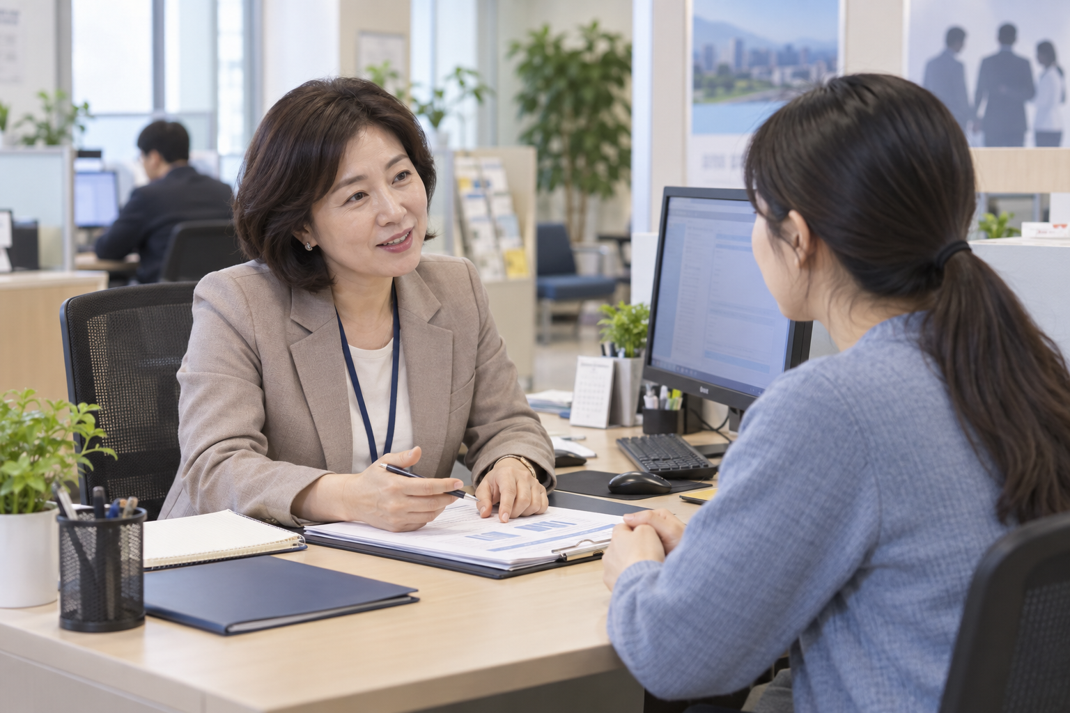 구직자와 일대일 취업상담을 진행하는 한국인 중장년 직업상담사